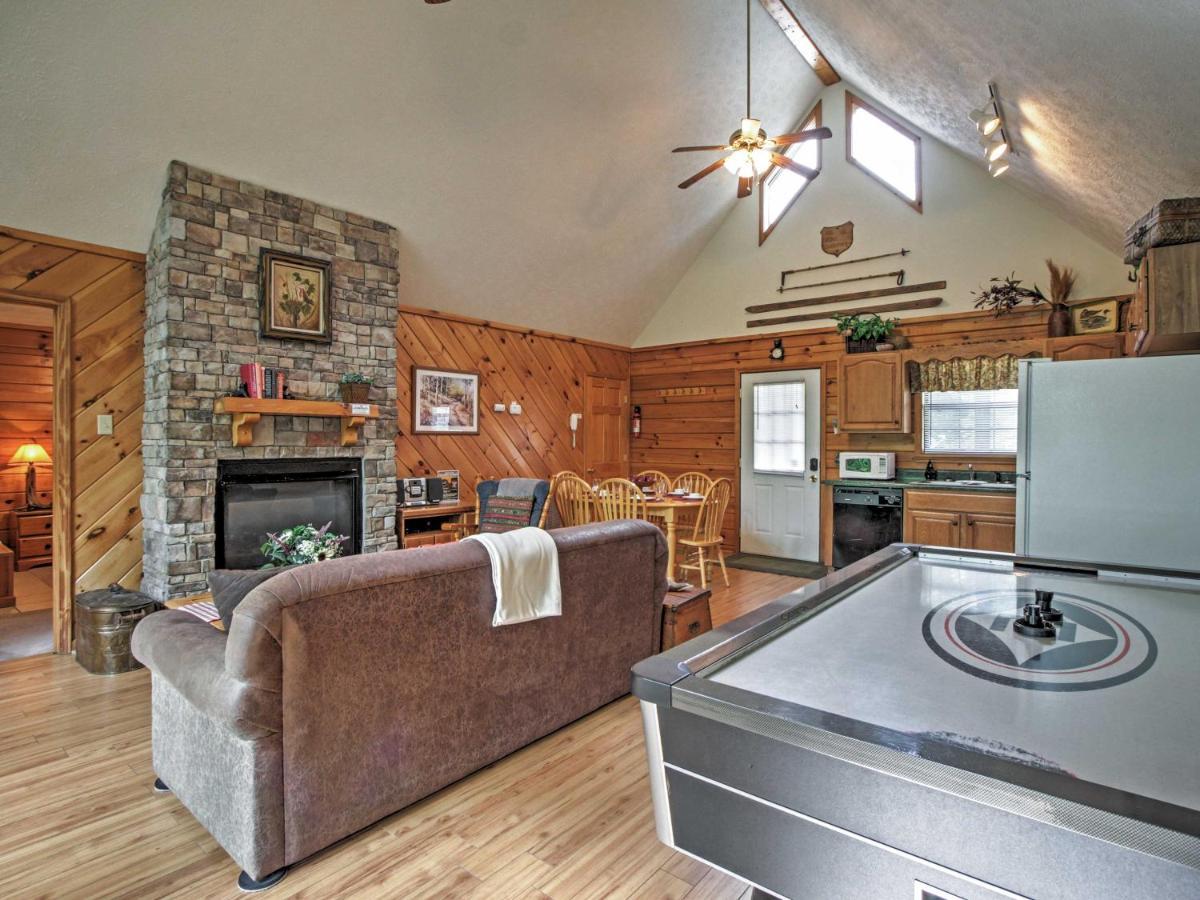 Idyllic With Hot Tub Less Than 2 Mi To Dollywood! Holiday home